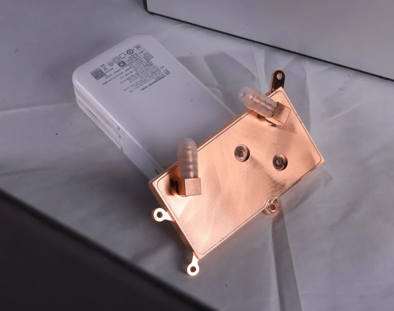 Placa fr&iacute;a l&iacute;quida para centro de datos
